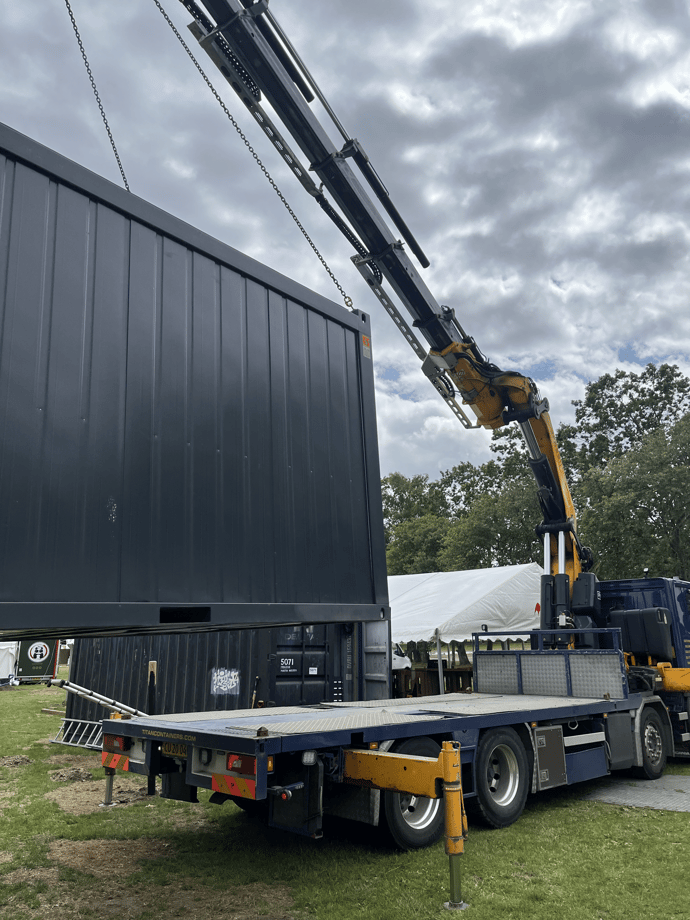 Frigear's bagråde container bli'r sat op