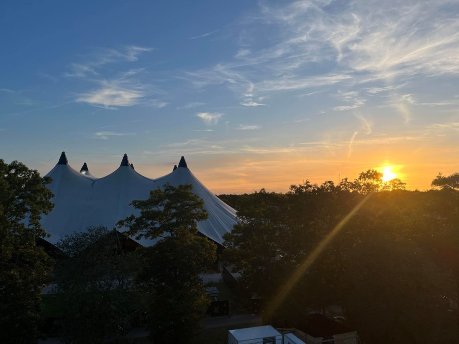 Udsigt over Roskilde festivalen, Arena scenen ved solnedgang